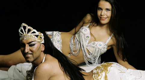 Bellydancers en tattoo shop