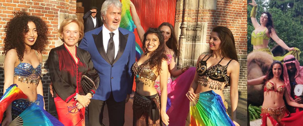 Bellydancers en decorwand met kameel