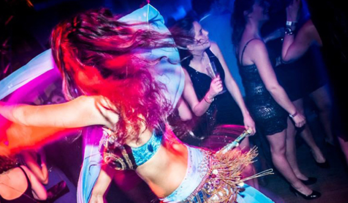 Bellydancers met reptielenshow